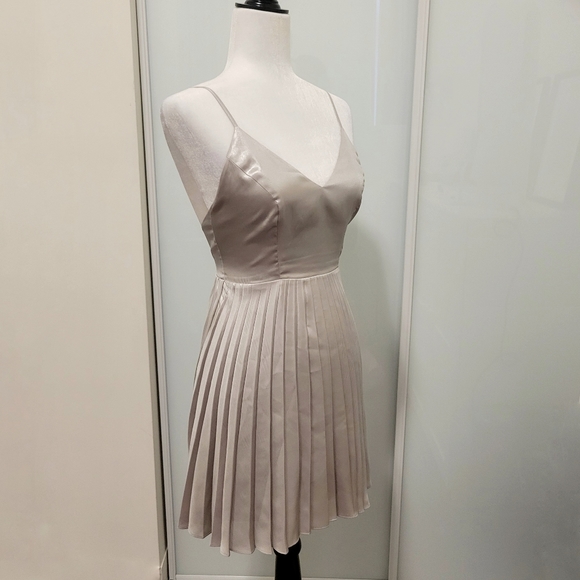 MARCIANO Silver Pleated Dress (0) - Picture 2 of 9